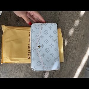 White crossbody purse
